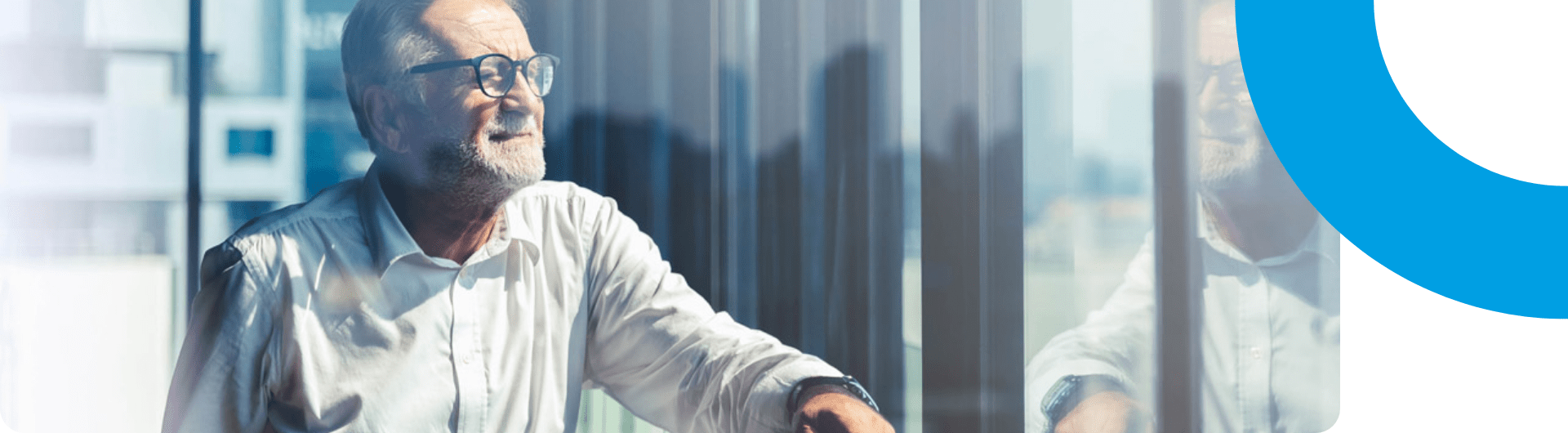 Herobanner Business Mann am Fenster 