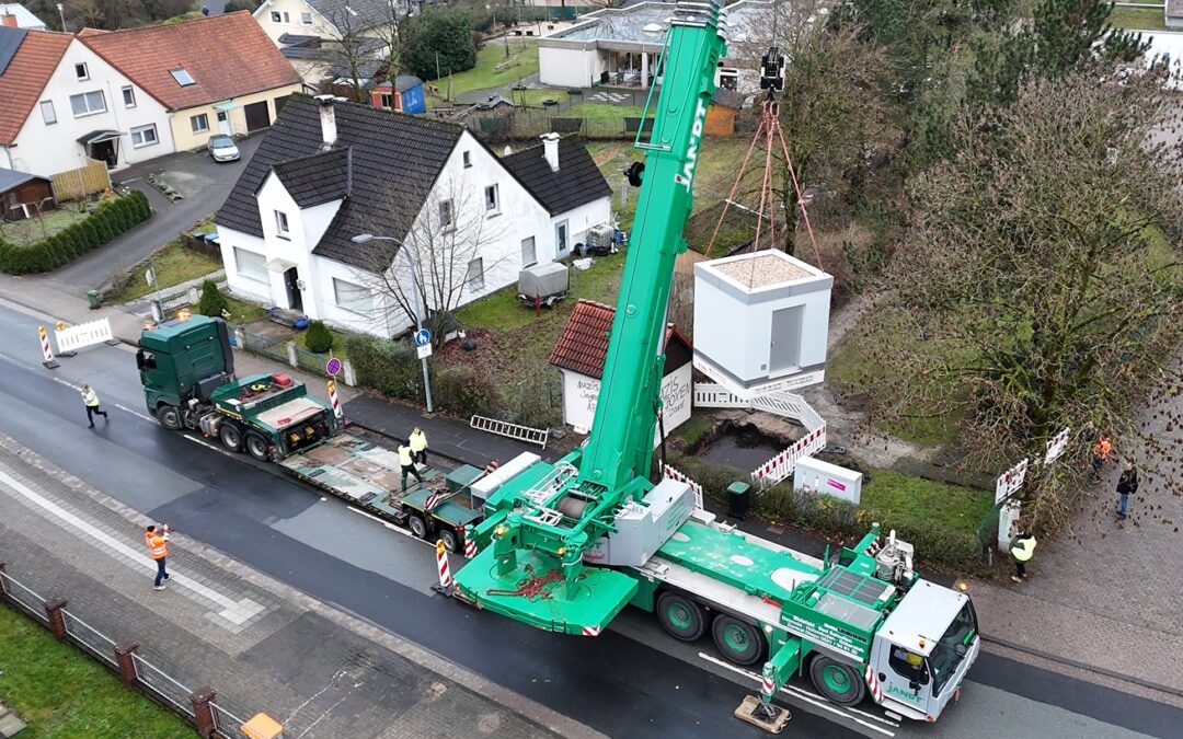 sewikom stellt Technikzentrale mit Kran auf