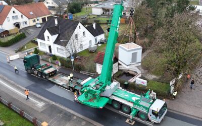 sewikom stellt Technikzentrale mit Kran auf